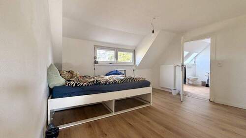 Ruhiges Schlafzimmer mit Blick ins Grüne - 