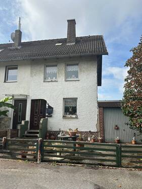 Hausansicht - Reihenendhaus für Handwerker mit Garage