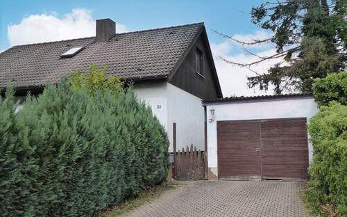 Außenansicht Hofeinfahrt - 5 Zimmer Einfamilienhaus zum Kaufen in Speichersdorf