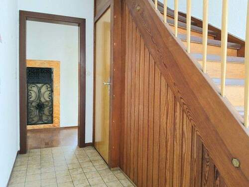 Eingang Treppenhaus - Mehrfamilienhaus, Wohnhaus mit 172,00 m&sup2; in Waiblingen-Bittenfeld zum Kaufen