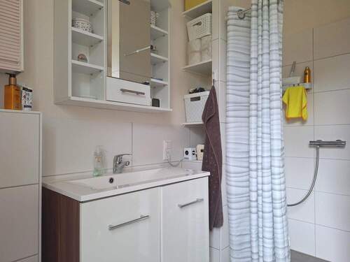 Kleinste Whg. unten rechts, Blick zum Waschbecken und zur Walk-In-Dusche - 