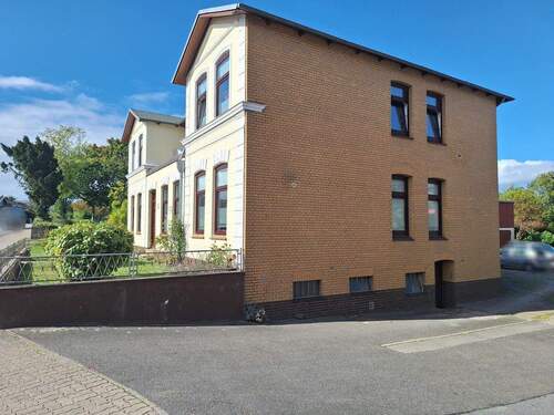 Seitliche Ansicht des Mehrfamilienhauses - 9 Zimmer Mehrfamilienhaus, Wohnhaus in Süderbrarup