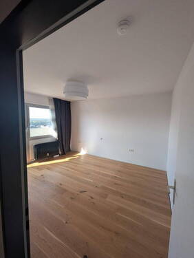 Schlafzimmer mit Balkon - 4 Zimmer Etagenwohnung zum Kaufen in Neu-Ulm