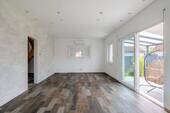 Weitere Ansicht Wohnzimmer mit Blick auf dieTerrasse - 