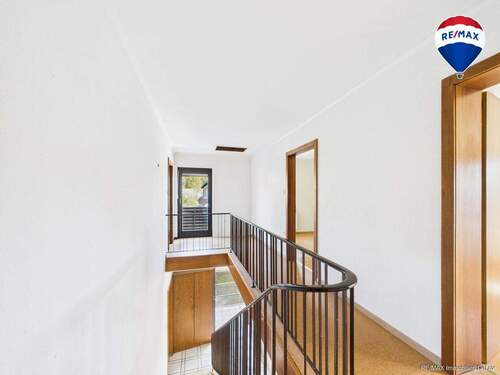 RE/MAX Immobilien DeLux Soppelhaushälfte Mettlach Flur - 