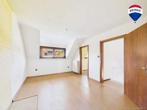 RE/MAX Immobilien DeLux Soppelhaushälfte Mettlach Schlafzimmer - 