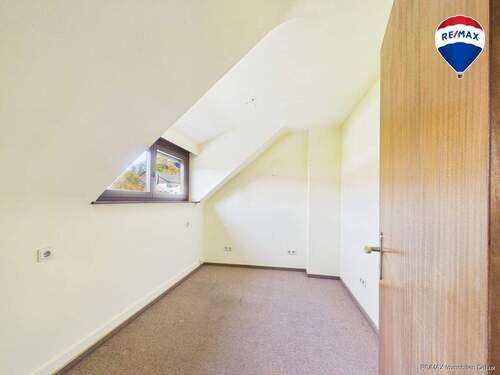 RE/MAX Immobilien DeLux Soppelhaushälfte Mettlach Schlafzimmer - 