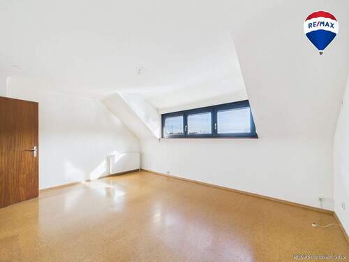 RE/MAX Immobilien DeLux Soppelhaushälfte Mettlach Schlafzimmer - 