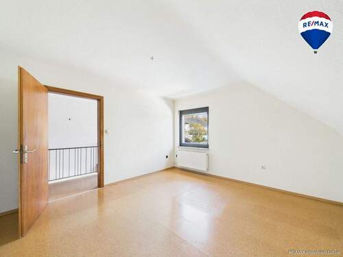 RE/MAX Immobilien DeLux Soppelhaushälfte Mettlach Schlafzimmer - 