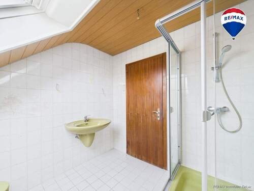 RE/MAX Immobilien DeLux Soppelhaushälfte Mettlach Schlafzimmer Bad - 