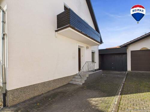 RE/MAX Immobilien DeLux Soppelhaushälfte Mettlach Seitenansicht - 