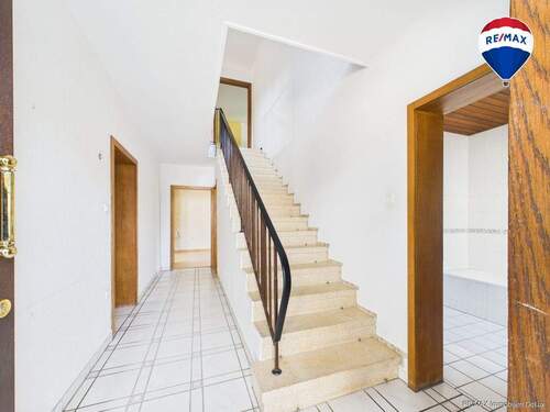 RE/MAX Immobilien DeLux Soppelhaushälfte Mettlach Eingangsflur - 