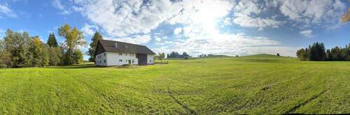 Gebäudeansicht mit Grundstück - 