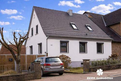 Hausansicht - BERK Immobilien - Einfamilienhaus mit Weitblick & außergewöhnlichem Grundstück