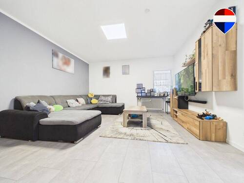 REMAX Immobilien Delux Mehrfamilienhaus Wohnzimmer Roden Mark Borowicz - 