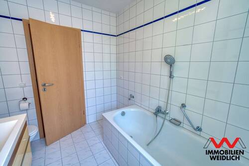 Bad mit Wanne und Fenster - 