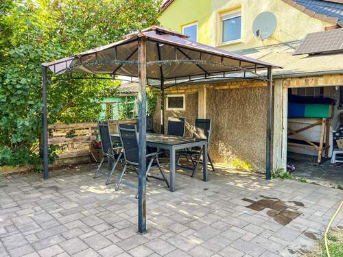 Terrasse mit Grill und Außenküche - 