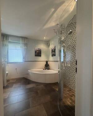 Badezimmer mit Badewanne und Dusche OG - 