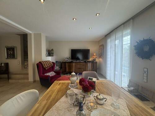 Essbereich mit Zugang zu Terrasse - 