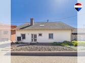 REMAX Immobilien DeLux Einfamilienhaus Frontansicht Führweiler Mark Borowicz - Gestalten statt suchen: Einfamilienhaus mit viel Potenzial in Rehlingen-Siersburg Fürweiler