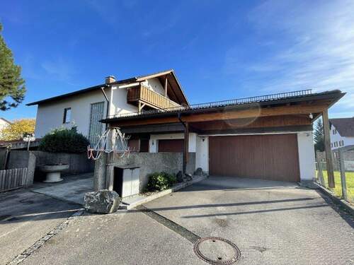 Einfahrt und Garagen - 