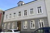 Haus von außen - Frisch renoviert! Zentrale 2-Zimmer-Dachgeschoss-Wohnung mit Einbauküche in Flensburg