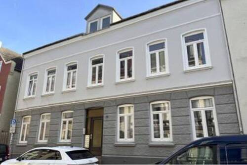 Haus von außen - Frisch renoviert! Zentrale 2-Zimmer-Dachgeschoss-Wohnung mit Einbauküche in Flensburg