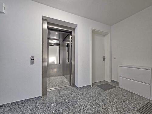 Hochwertiges Treppenhaus mit Aufzug - 