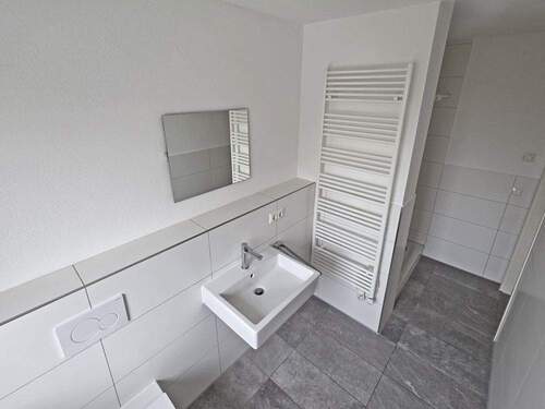 Modernes Bad mit Dusche - 