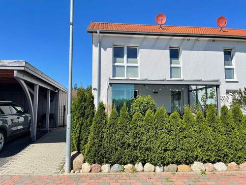 Blick von vorne - Moderne KfW-Doppelhaushälfte im Neubaugebiet - Wärmepumpe, Wallbox & Wintergarten