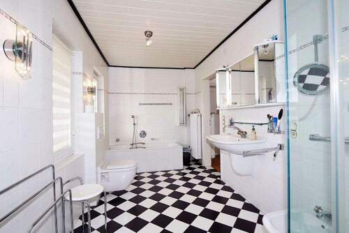 Großes Bad mit Dusche und Badewanne - 