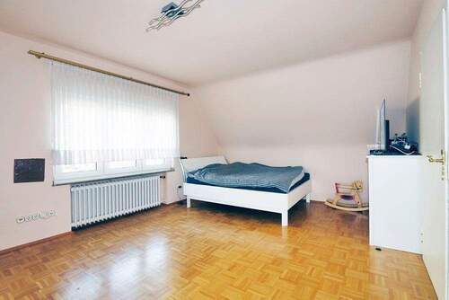 Ein Schlafzimmer mit Balkonzugang - 