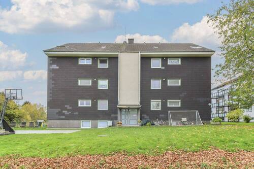 Außenansicht - Stilvolle 4-Zimmer-Wohnung mit Balkon, Stellplatz & großzügigem Gartenbereich