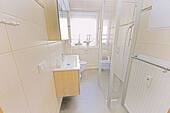 Bad mit Dusche - 