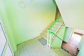 Hausflur / Treppe in den Keller - 