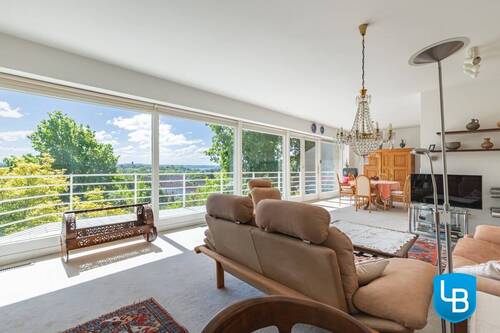 Lichtdurchflutetes Wohnzimmer mit Zugang zum Balkon - 6 Zimmer Einfamilienhaus zum Kaufen in Plön
