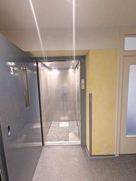 Treppenhaus 3. OG mit Aufzug - 