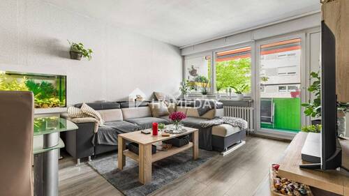 Wohnzimmer 1 - Charmante 3-Zimmer-Wohnung mit Loggia in ruhiger Lage