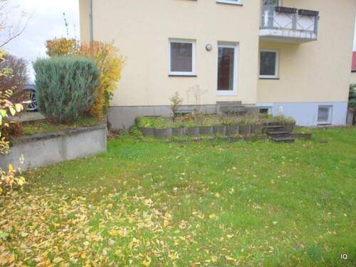 Terrasse und Wiese - 