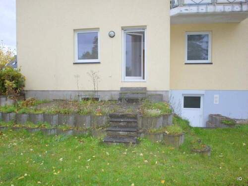 Terrasse und Wiese - 