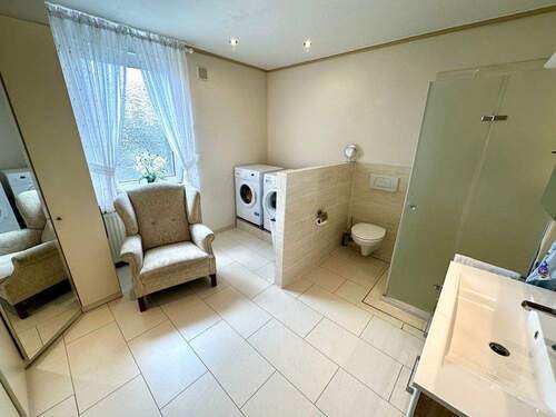 Hauptbad - 6 Zimmer Mehrfamilienhaus, Wohnhaus in Duisburg