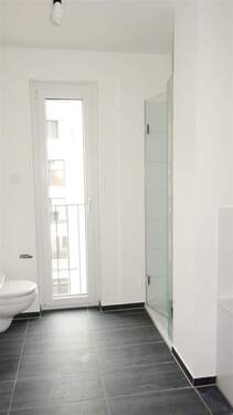 Modernes Bad mit Fenster - 