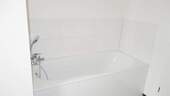 Modernes Wannenbad mit Dusche - 
