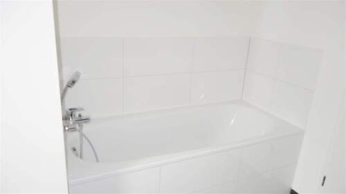Modernes Wannenbad mit Dusche - 