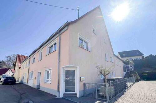 Hausansicht neu - Mehr (T)Raum geht kaum: Modernes Einfamilienhaus mit vielen Nutzungsmöglichkeiten in Leipheim