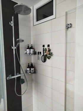 Dusche mit Regenwald-Duschkopf - 