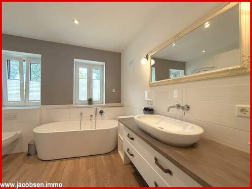 Badezimmer mit Wanne und Dusche im Erdgeschoss - 