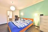 Elternschlafzimmer mit Zugang zum Bad - 