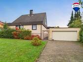 RE/MAX Immobilien DeLux Einfamilienhaus Wallerfangen-Oberlimberg Front mit Garage - Familienfreundliches Einfamilienhaus mit großzügigem Grundstück