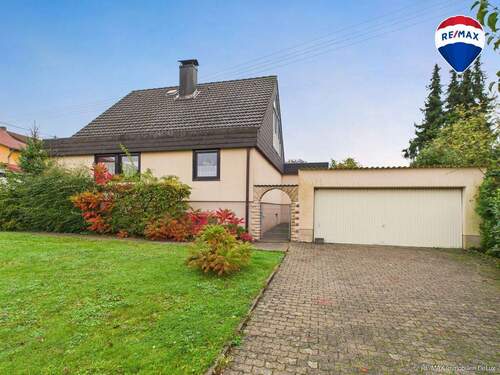 RE/MAX Immobilien DeLux Einfamilienhaus Wallerfangen-Oberlimberg Front mit Garage - Familienfreundliches Einfamilienhaus mit großzügigem Grundstück